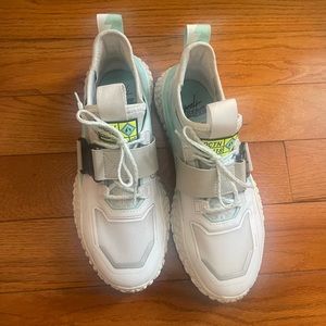 Mens US 8.5 Puma sneakers